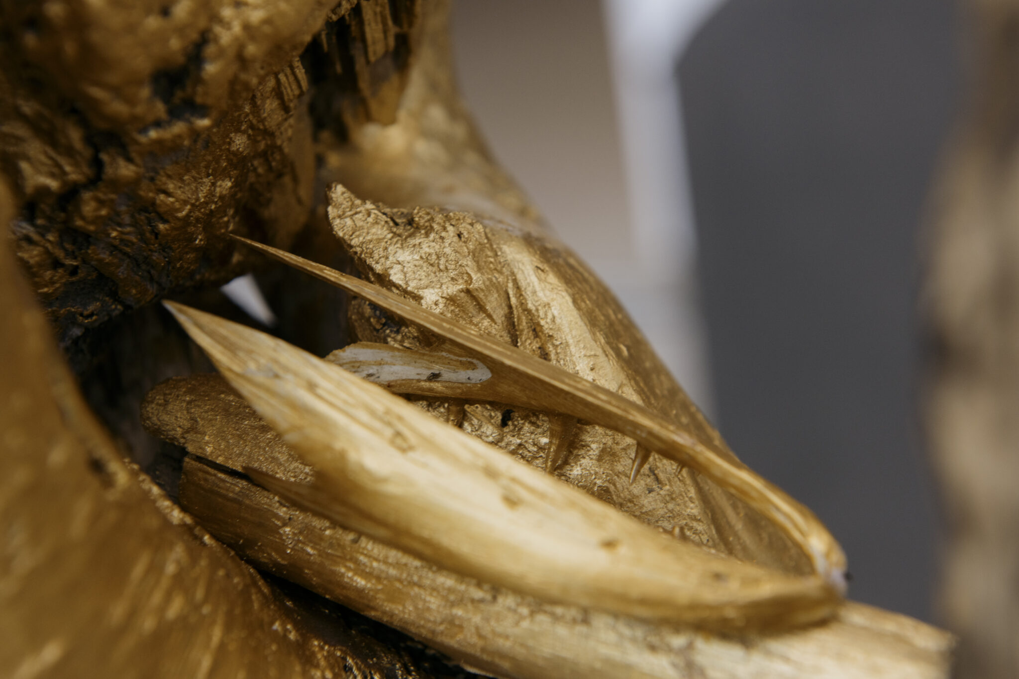 Sculpture de l'exposition Dérives, Ors noirs et jaune d’Hélène Rochette.